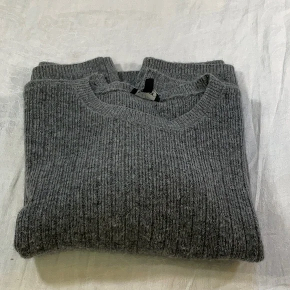 Dkny gray sweater, size XXL - Picture 9 of 10
